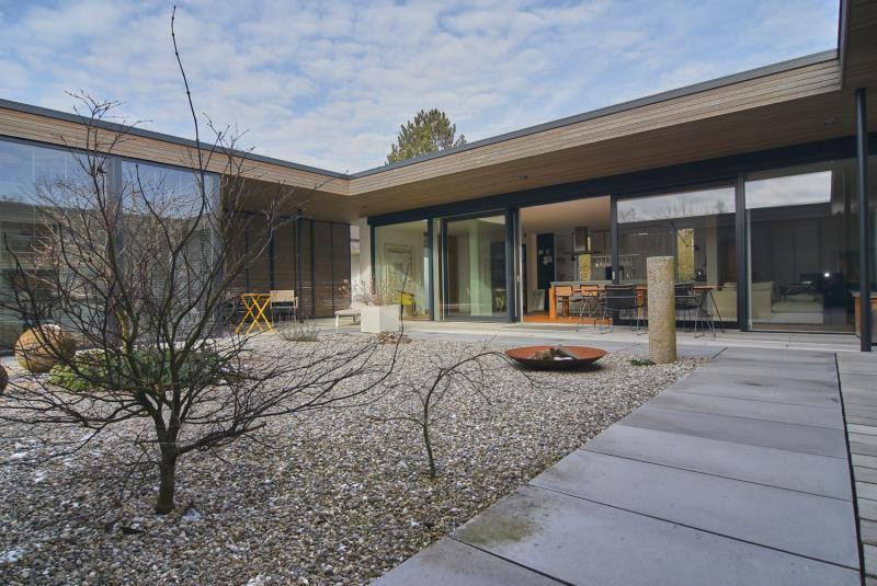 Außergewöhnlicher Atrium-Bungalow in Villenlage
