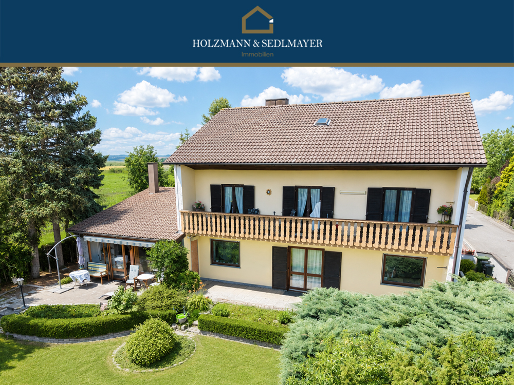 Zwei Wohnungen - ein solides Investment:
Vermietetes Zweifamilienhaus mit viel Platz & Potenzial